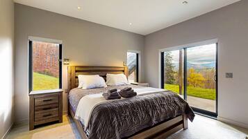 4 bedrooms, iron/ironing board, internet, bed sheets