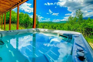 Outdoor spa tub - Luxury home w/ two master suites, hot tub, spectacular views, 13 private acres (Fayston)