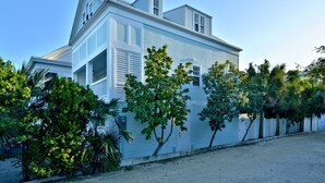 Une maison à deux étages, dotée d’un toit à pignon et d’un porche couvert.