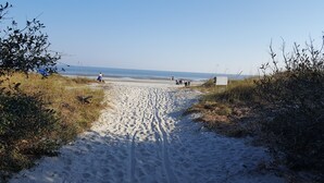 A sandy beach path leading to the sea with a signboard on the right. - Sunny St Andrews Common, Palmetto Dunes, 1st Floor 2Bed/2Ba, 2 Bikes, Near Pool (Hilton Head Island)