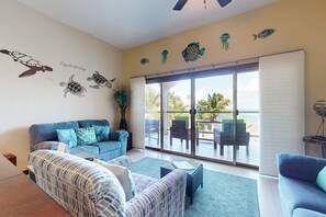 TV - Oceanfront condo with pool, gorgeous ocean views, WiFi & partial AC (San Pedro)