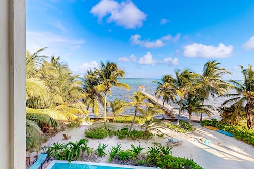 Oceanfront condo with pool, gorgeous ocean views, WiFi & partial AC
