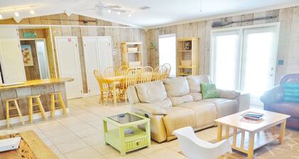 Spacious pool home on corner lot close to beach boardwalk. Gulf view and clean!