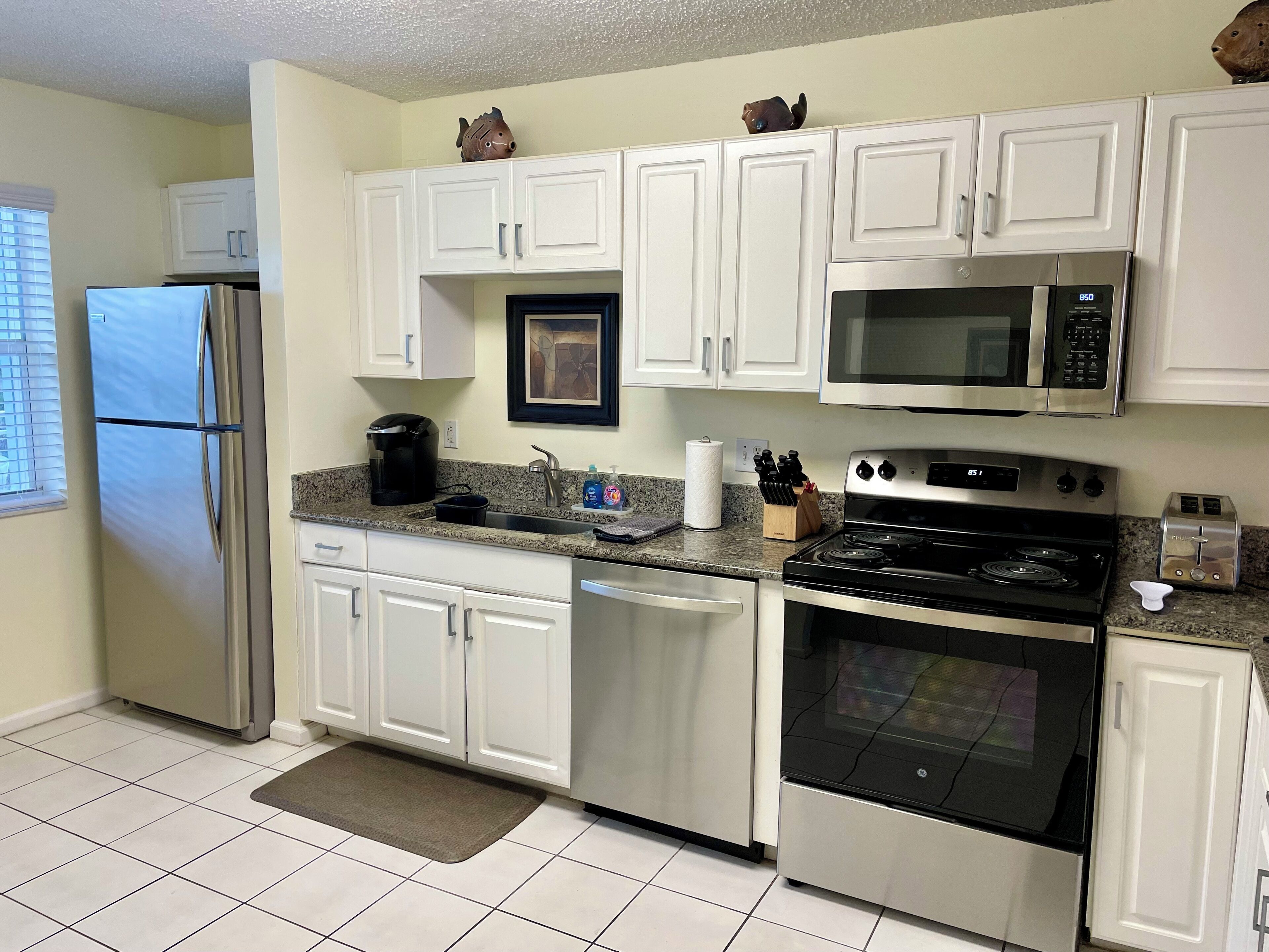 SMATHER'S BEACH, Deluxe 2 BR oceanview unit, GREAT RATES , 