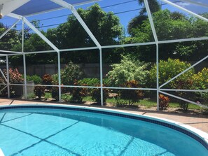 Una piscina al aire libre, una piscina climatizada