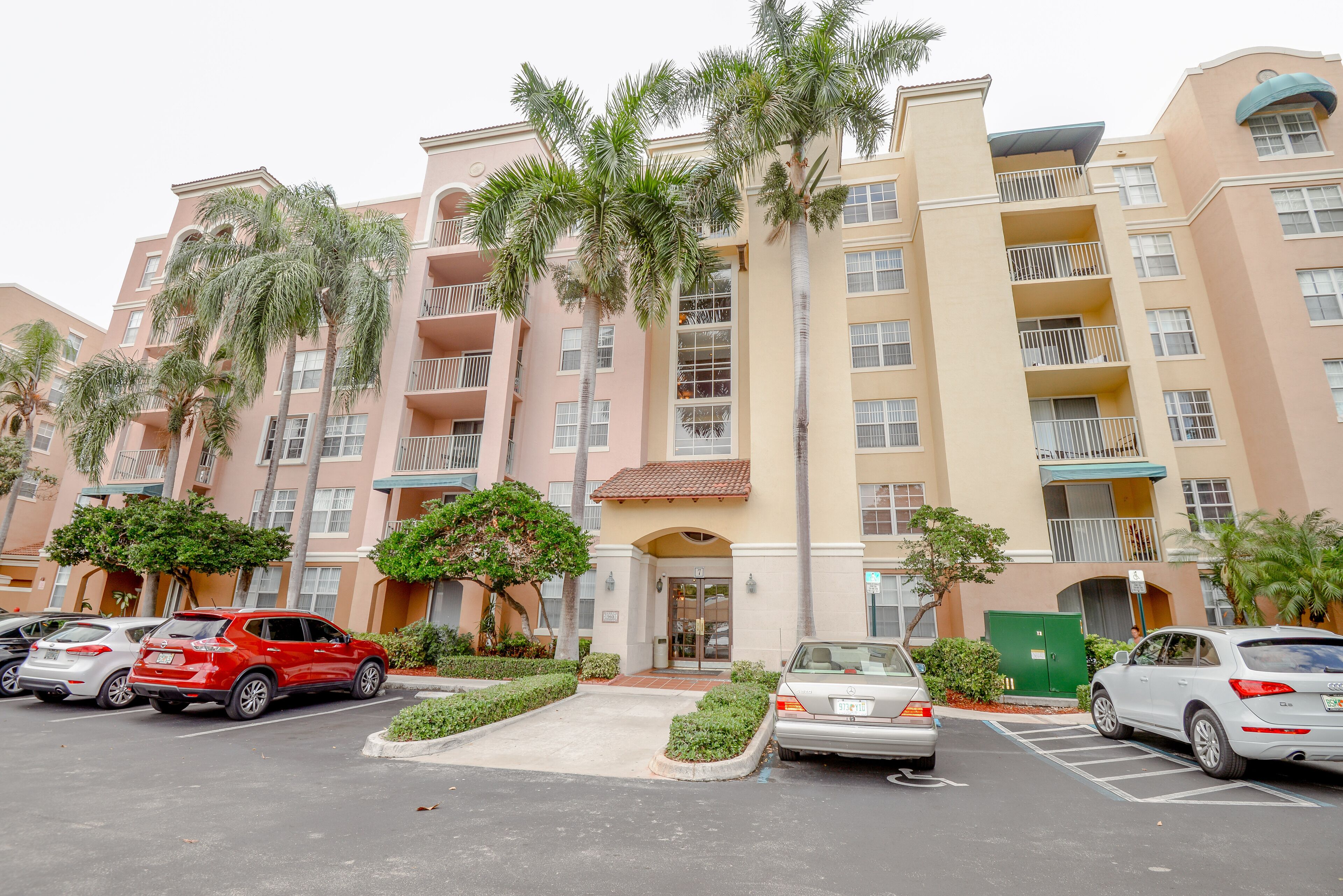 Aventura's Finest 2 BDR/2BTH Vacation Rental with Free WIFI & CABLE