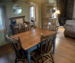 Dining - Cabin 2 on Klamath Lake at Point Comfort (Klamath Falls)