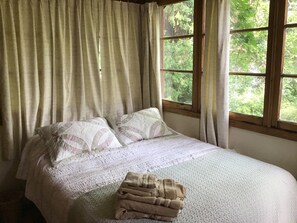 2 bedrooms, free WiFi, bed sheets - Cabin 2 on Klamath Lake at Point Comfort (Klamath Falls)
