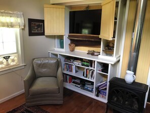 Smart TV - White Rock Cabin (Montebello)