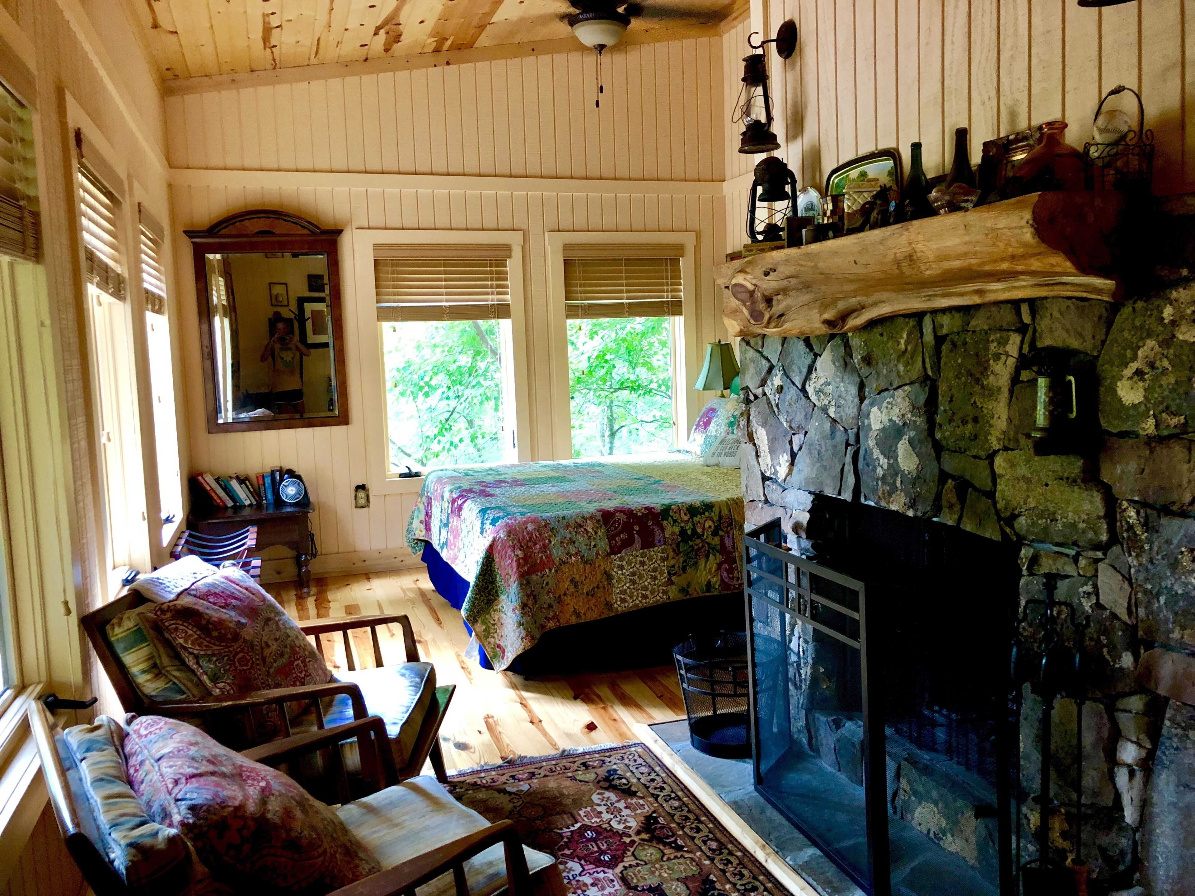 2 bedrooms, desk, iron/ironing board, WiFi