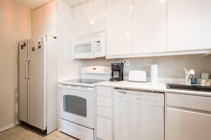 Frigorífico, microondas, horno y placa de cocina