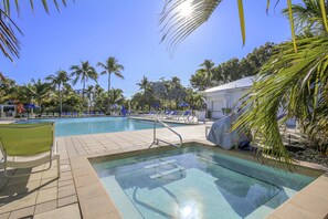 Een verwarmd zwembad