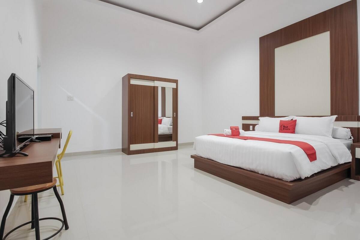Desk, free WiFi, bed sheets
