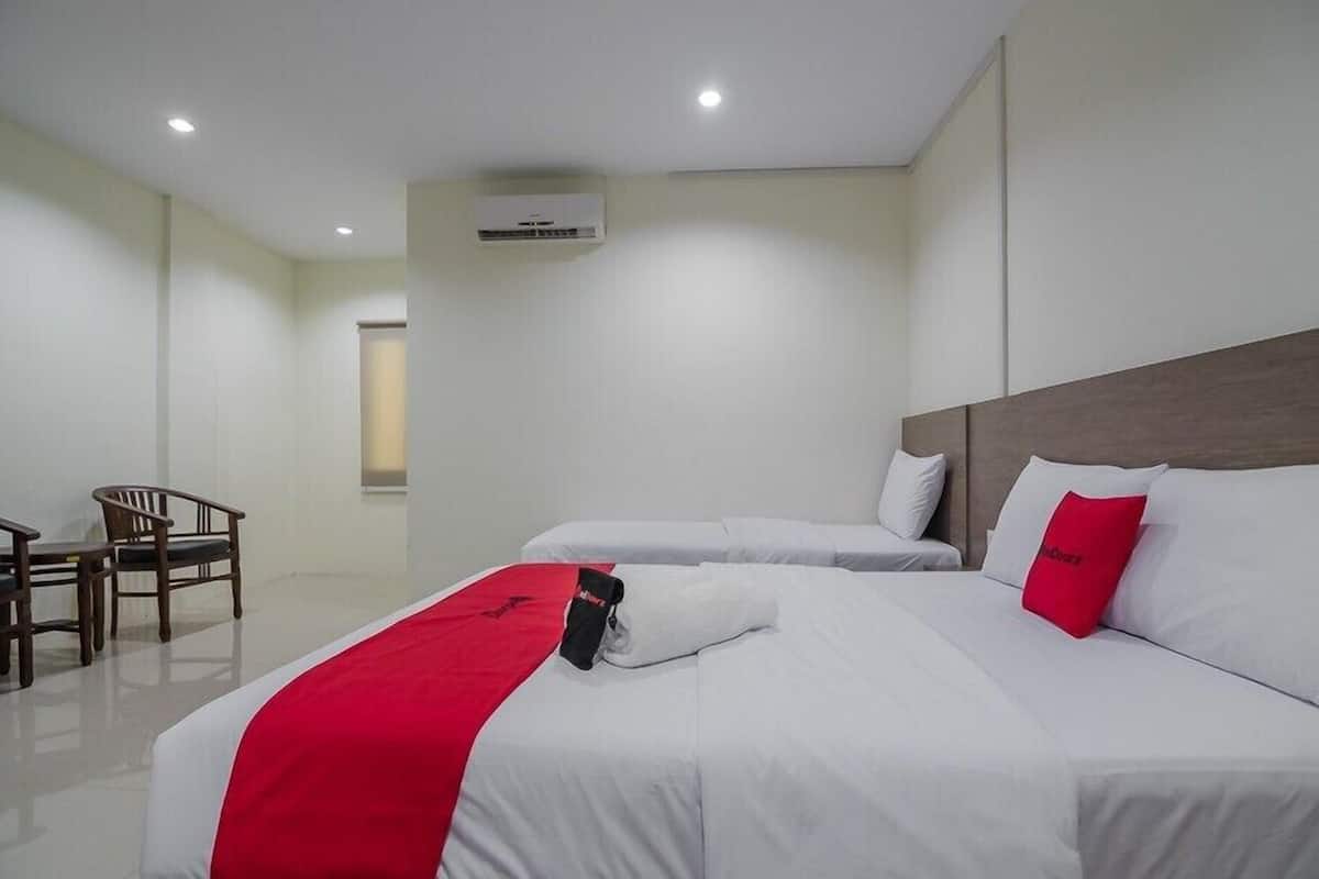 Escritorio, wifi gratis, ropa de cama