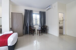Desk, free WiFi, bed sheets - RedDoorz @ Baloi Batam (Batam)