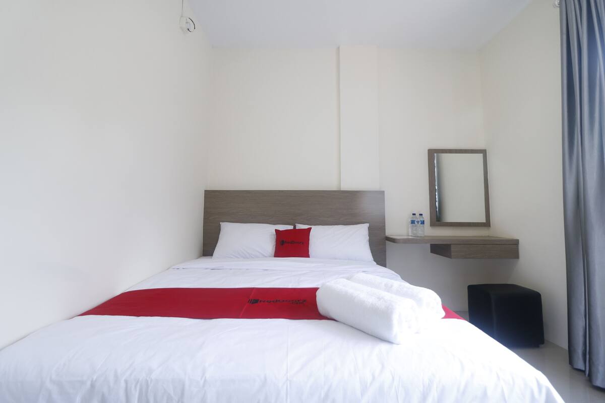 Desk, free WiFi, bed sheets