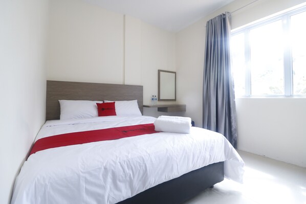 Desk, free WiFi, bed sheets - RedDoorz @ Baloi Batam (Batam)