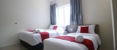 Family Room | Desk, free WiFi, bed sheets