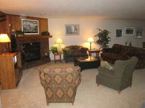 Living area - Short Walk to Restaurants, Shopping, Skiing / Special Pricing (Breckenridge)