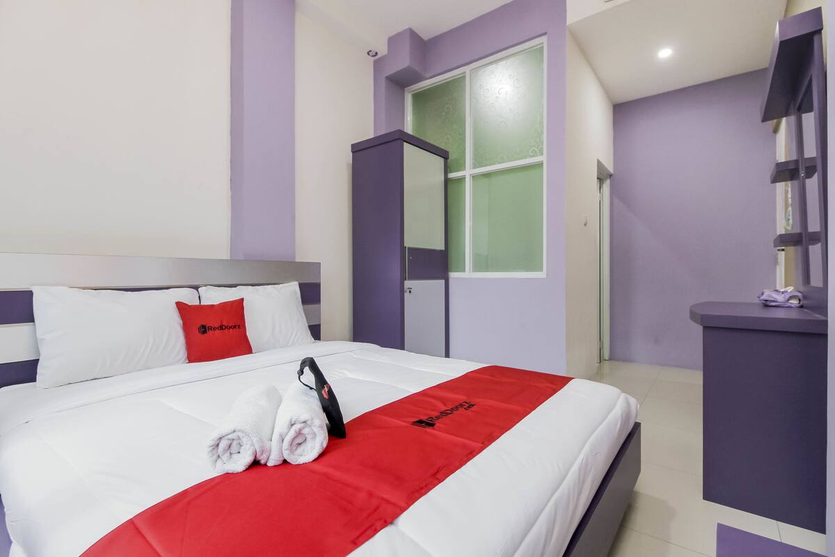 Desk, free WiFi, bed sheets
