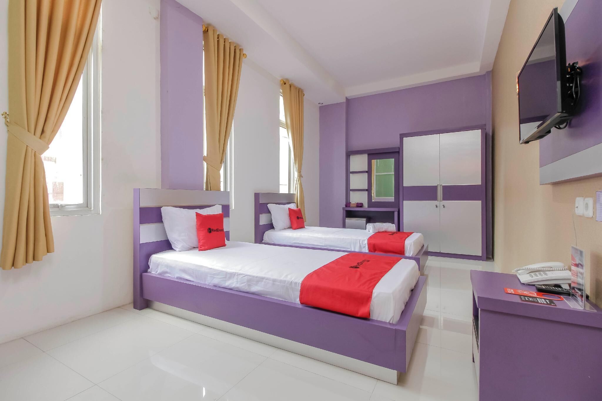 Desk, WiFi (free), bed sheets