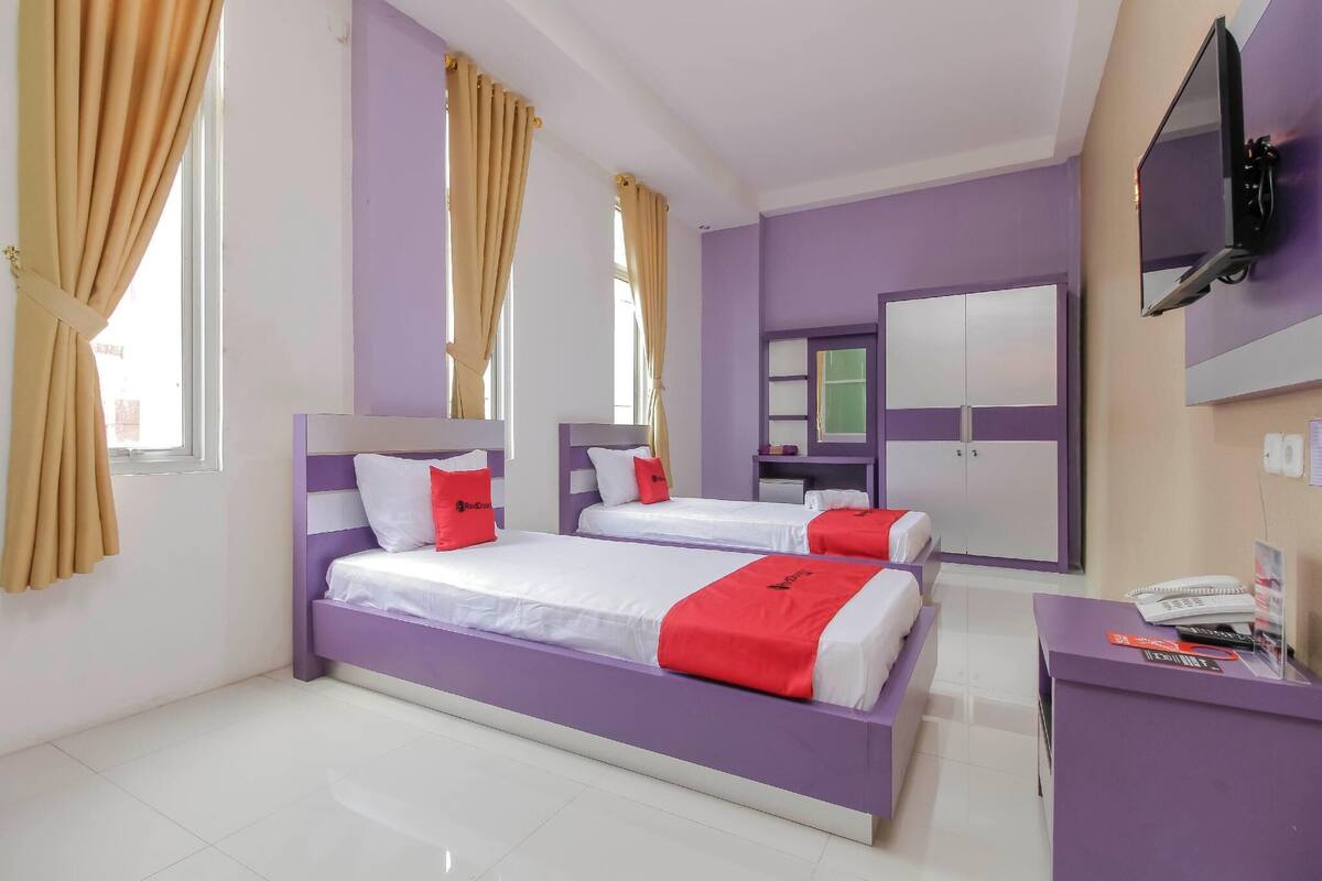 Escritorio, wifi gratis, ropa de cama