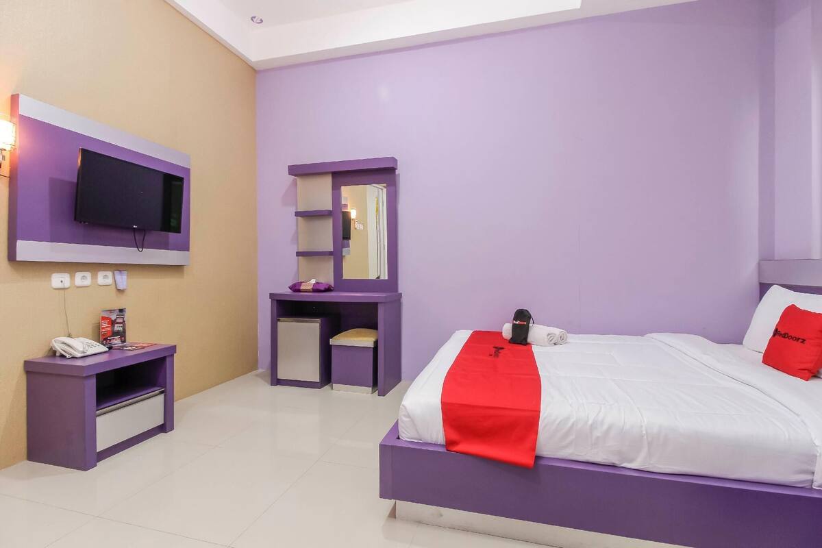 Escritorio, wifi gratis, ropa de cama