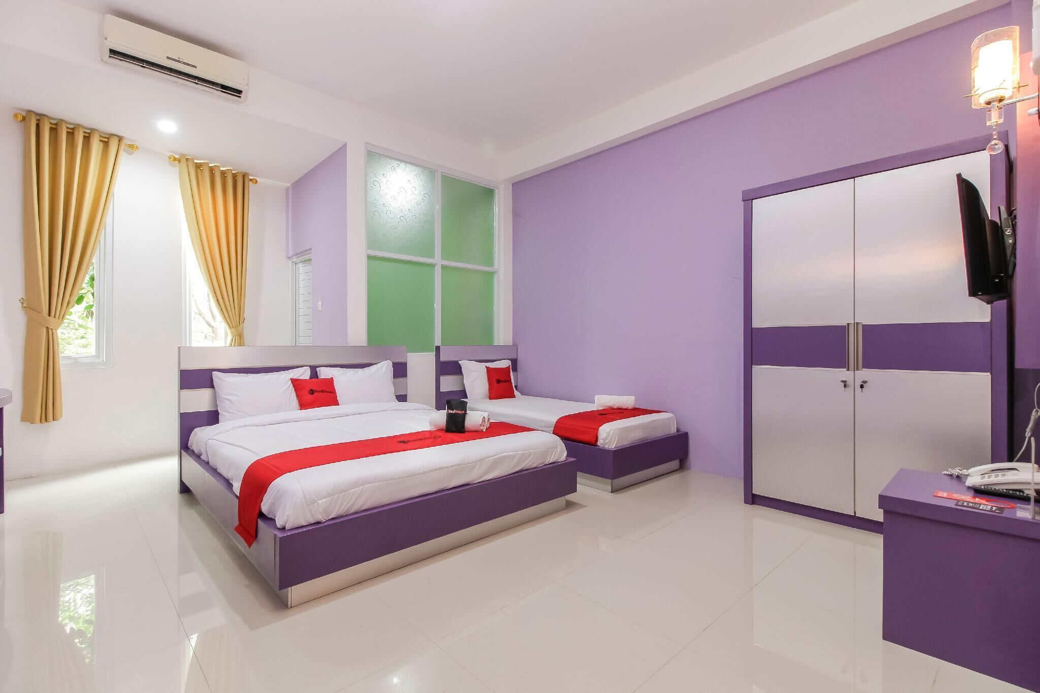 Desk, WiFi (free), bed sheets