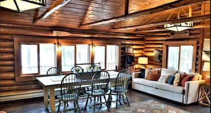 Cabane en rondins rustique avec ponton, maison superposée et bain à remous sur le lac Beautiful Woman