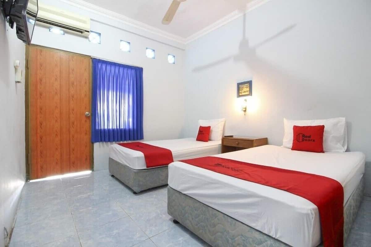 Desk, WiFi (free), bed sheets