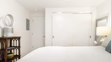 2 chambres, bureau, fer et planche Ă repasser, lit parapluie