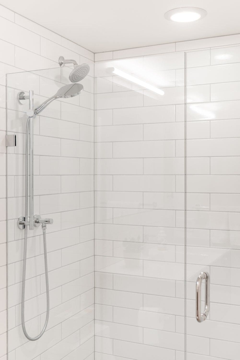 Douche, articles de toilette écologiques, sèche-cheveux