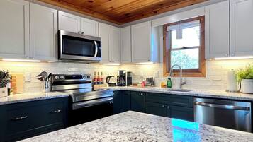 Kylskåp, mikrovågsugn, ugn och spishäll