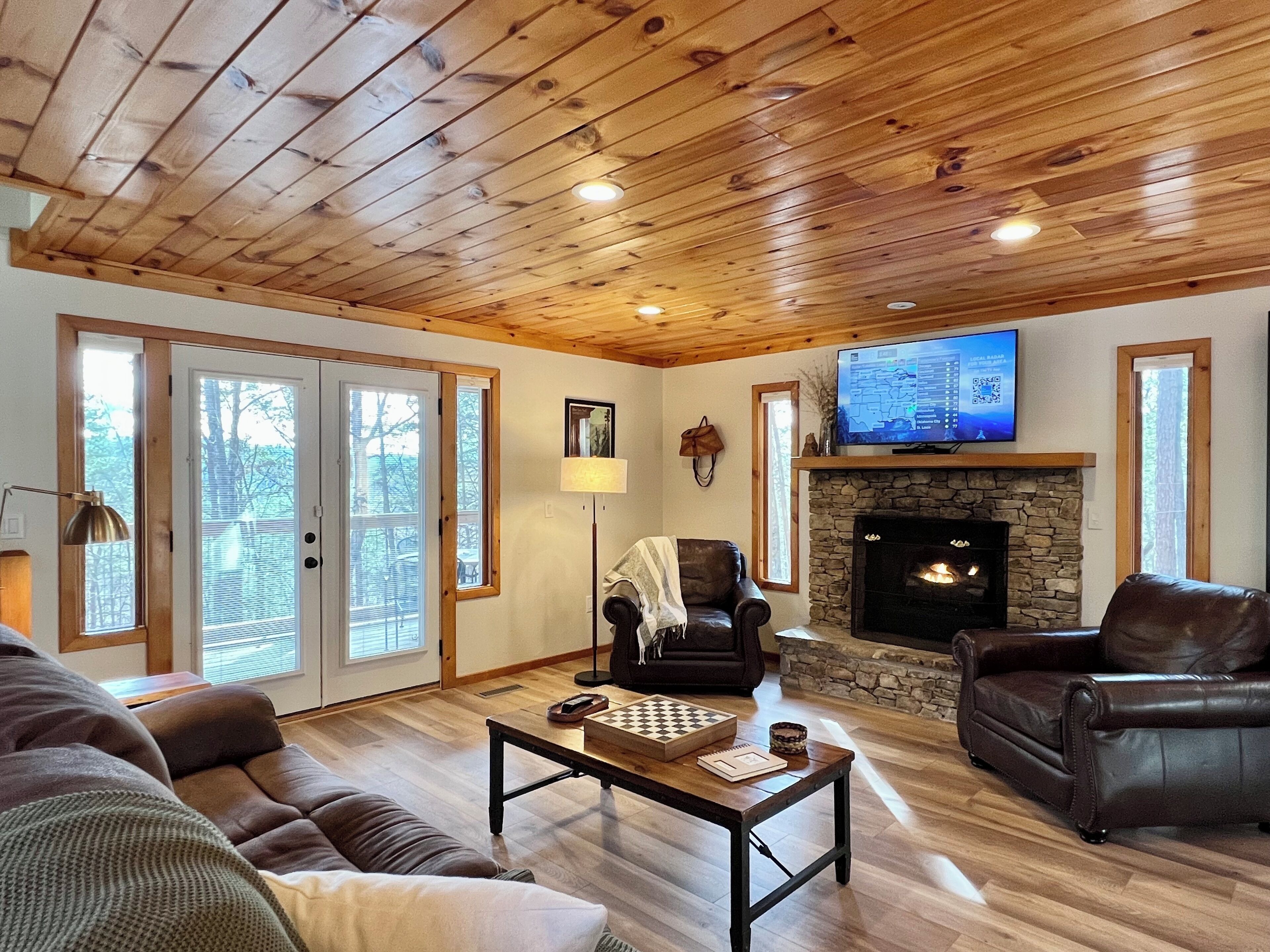 Smart-tv, eldstad, tv-spel och dvd-spelare