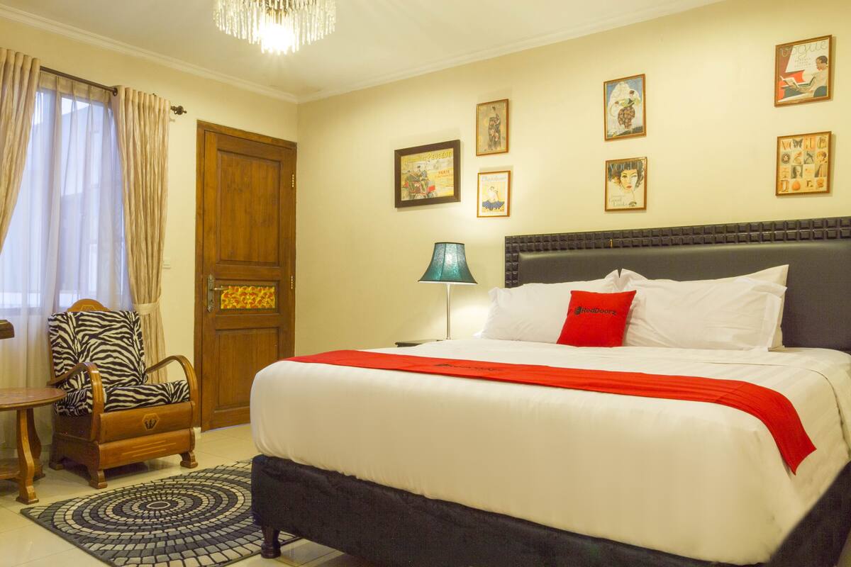 Escritorio, wifi gratis y ropa de cama
