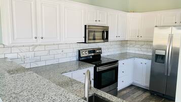 Køleskab, mikrobølgeovn, ovn, kogeplade