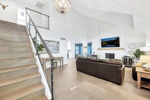 Smart TV, fireplace, DVD player, offices - Perfect for Large Groups and Families - Pool, Hot Tub & Putting Green! (Scottsdale)