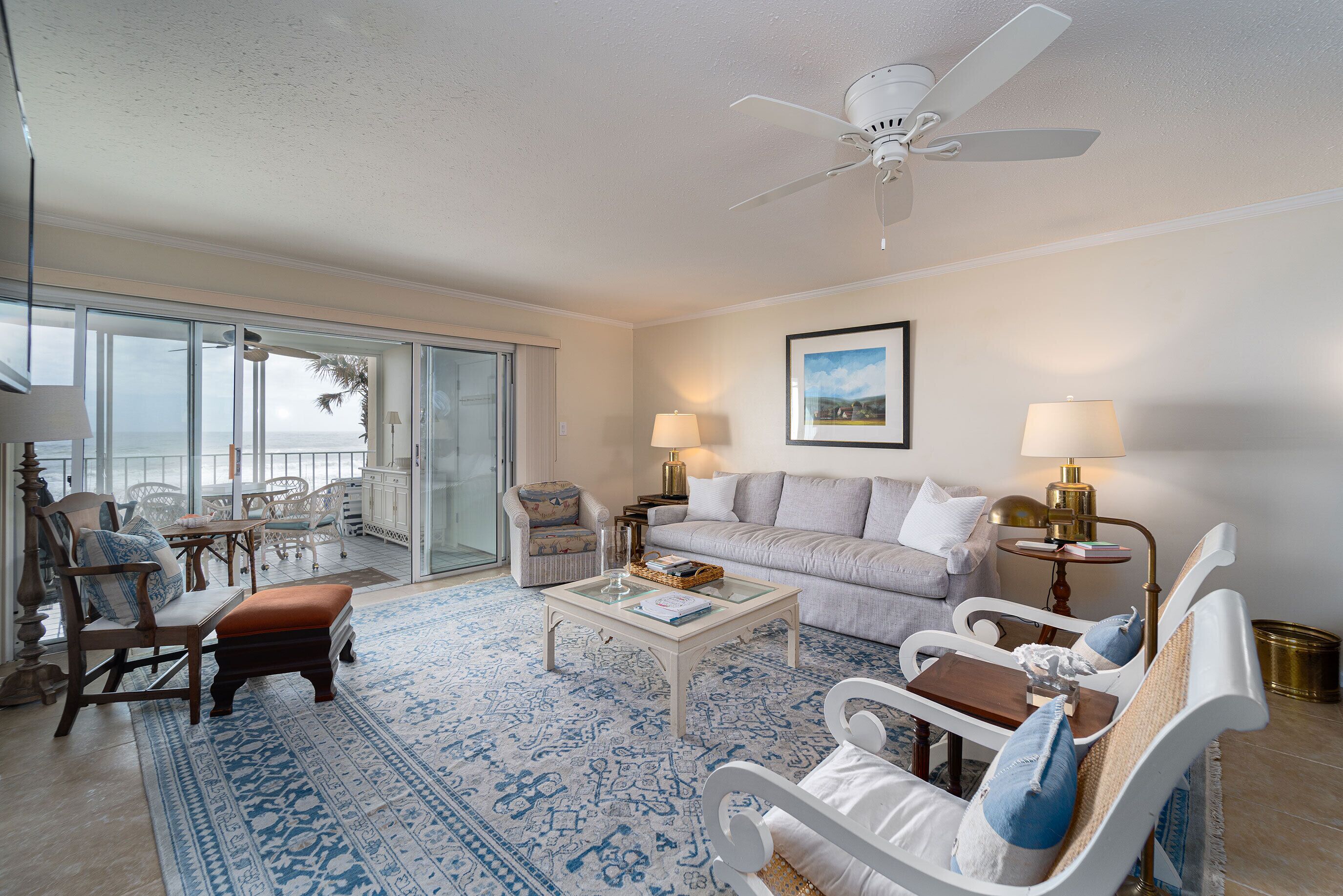 Beach Retreat/Spacious/Steps to the beach. Newly Refurnished!!