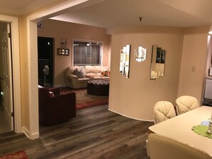 テレビ、暖炉、テレビゲーム、DVD プレーヤー