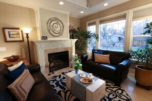 Fernseher, Kamin, Bücher