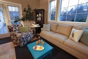 テレビ、暖炉、書庫