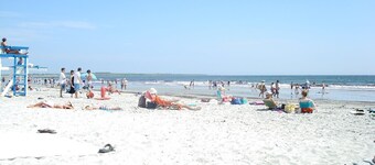 Comfortable Family Beach House Easy Walk To Beach & Restaurants, Enclosed Yard