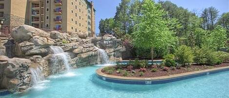 Een binnenzwembad en een buitenzwembad