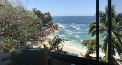 Gorgeous 4 Bedroom/4 Bath on White Sand Swimming Beach