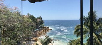 Gorgeous 4 Bedroom/4 Bath on White Sand Swimming Beach