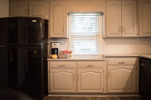Fridge, microwave, oven, stovetop - Lincoln House. Short distance from Lake Michigan and downtown (St Joseph)