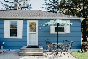 Outdoor dining - Lincoln House. Short distance from Lake Michigan and downtown (St Joseph)