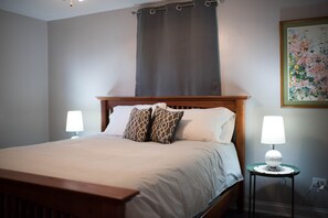 2 bedrooms, iron/ironing board, travel crib, free WiFi - Lincoln House. Short distance from Lake Michigan and downtown (St Joseph)