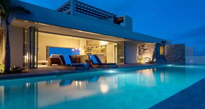 Maison moderne en bord de mer avec piscine, court de tennis privé et douches extérieures