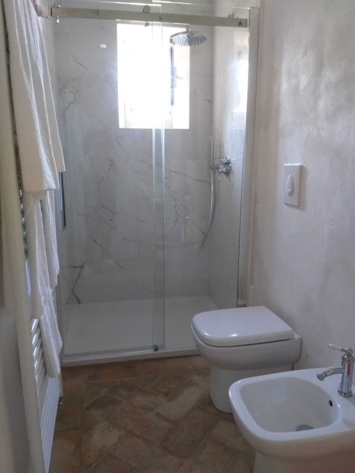 Een douche, een haardroger, een bidet, handdoeken